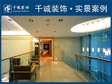 整個(gè)色調(diào)以暖色調(diào)為主，給人以溫馨舒適的感覺