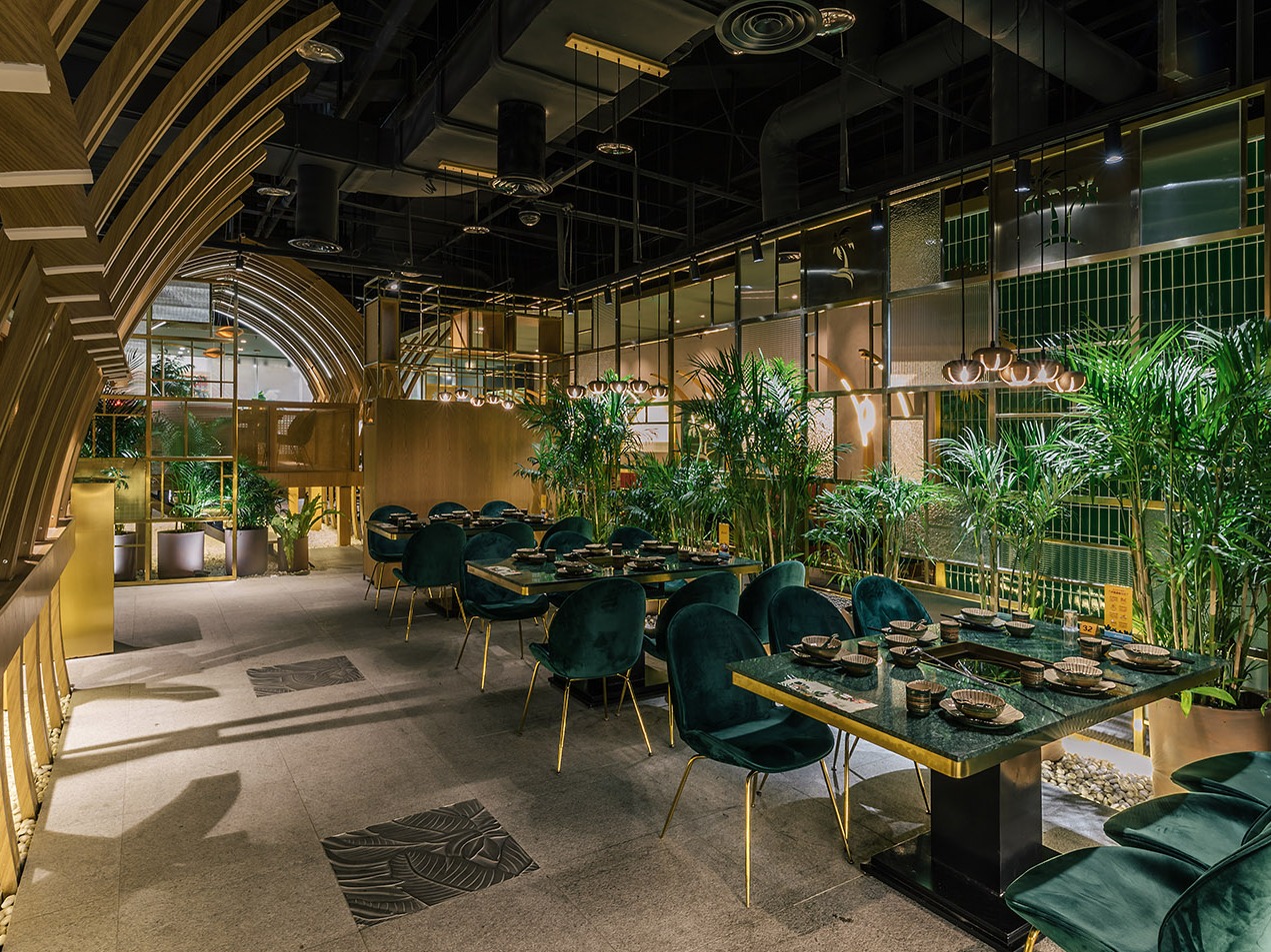 蘇州潤 SEASON 椰子雞火鍋店設(shè)計，香氣四溢的熱帶小屋